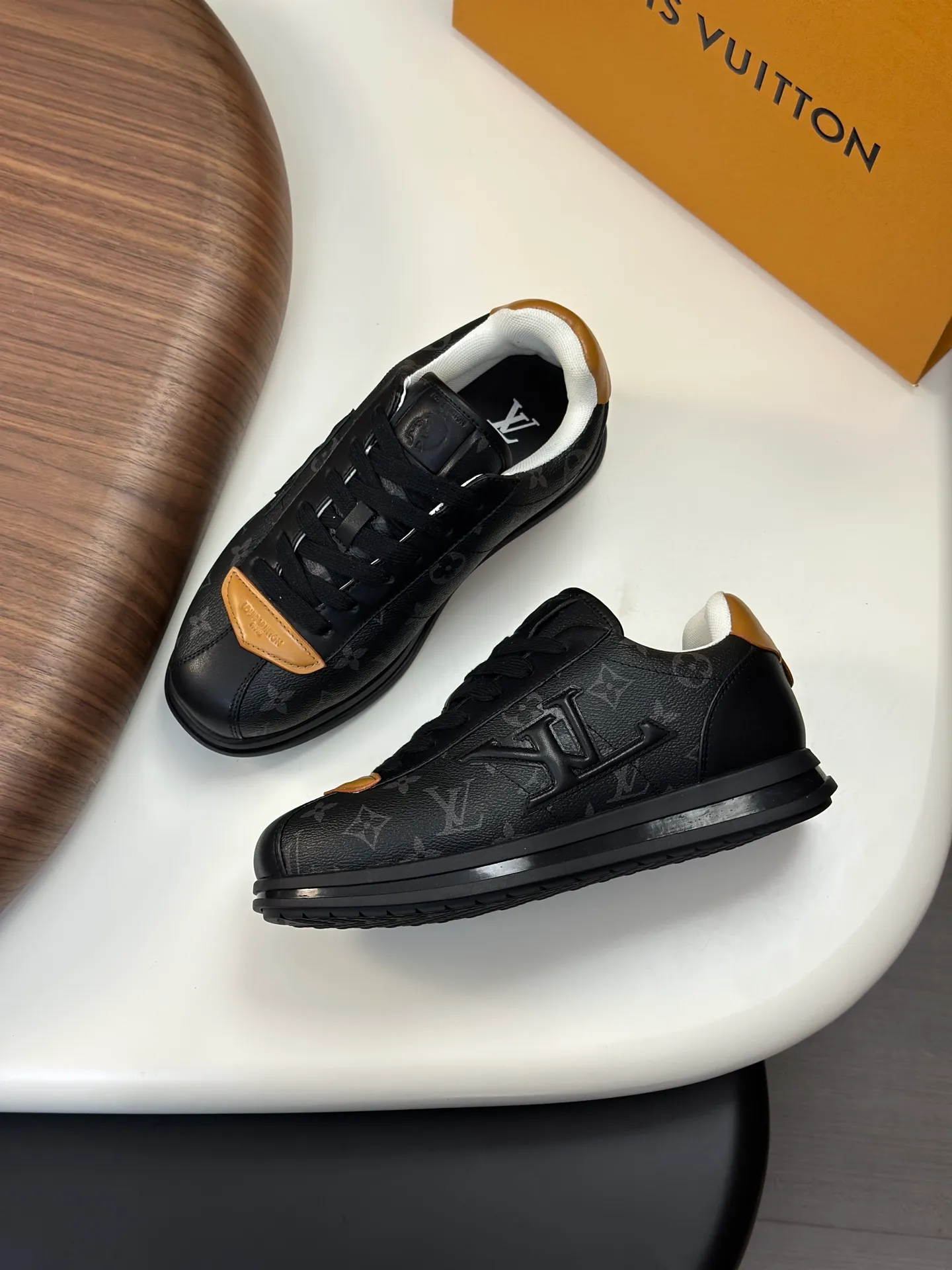 Factory direct sale ¥700💰Full set of packaging💰Top version LV-Louis Vuitton-Classic catwalk new style 1:1 developed replica of the original version! ! The upper foot is very comfortable. It is made of luxurious materials and fine workmanship. The midsole is printed with English letters "Made in Europe". The upper is made of calfskin imported from Italy. The side is decorated with the brand's LOGO and signature. The latest latex foot pads and mesh lining make the foot feel super comfortable. The original two-color TPU combination outsole is specially provided by the original factory. Bag technology Goodyear stitched edges Fabric: Exclusive custom first-layer cowhide Accessories: Exclusive private model Vuitton logo, lining: Customized silk mesh lining - first-layer silk cowhide lining Outsole: TPU combination outsole wear-resistant, non-slip and anti-yellowing Foot pads: new latex pads-mesh sweat-absorbent Counter technology: fully computerized sewing machine wire drawing Toe box back cover Hot and cold shaping Full set of pull-top last with medium and low logo pattern Counter packaging - Shoelaces, certificates, cards, instructions, certificates of quality, dust bags, the most comprehensive packaging on the Internet, men's size 339-44 (38/45 custom-made, non-refundable!